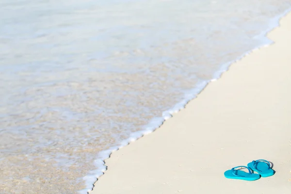 Chinelos em uma praia tropical — Fotografia de Stock