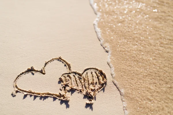 Corações desenhados na praia — Fotografia de Stock