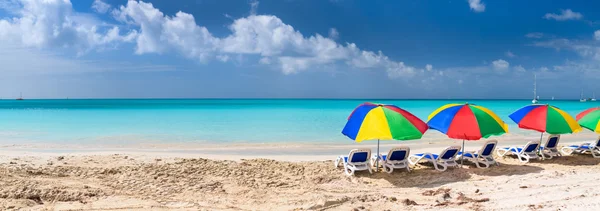 Idyllic tropical beach at Caribbean — Stock Photo, Image