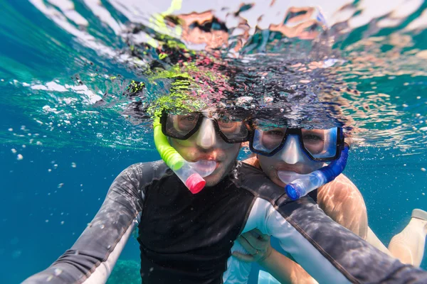 Pareja haciendo snorkel en el océano — Foto de Stock