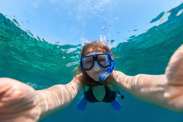 Donna che nuota sott'acqua — Foto Stock