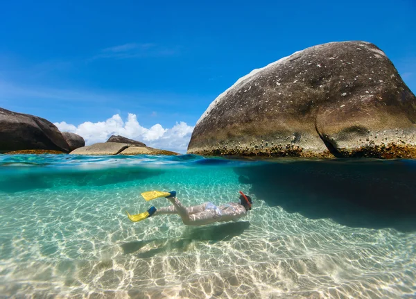 Mujer haciendo snorkel en aguas tropicales — Foto de Stock