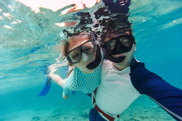 Pareja haciendo snorkel en el océano —  Fotos de Stock