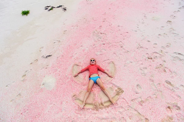 砂の天使を作る女の子 — ストック写真