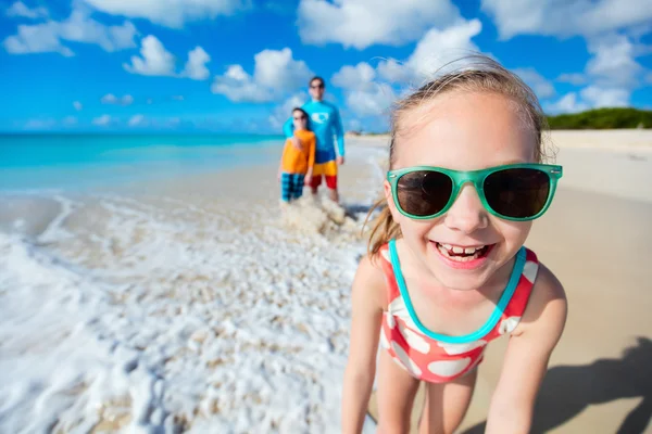 Padre con niños en la playa — Foto de Stock