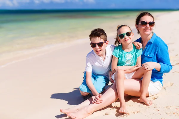 Mor och barn på en tropisk strand — Stockfoto