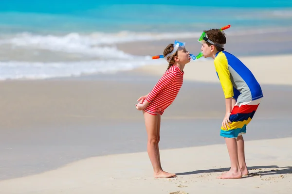 Jonge geitjes bij strand — Stockfoto