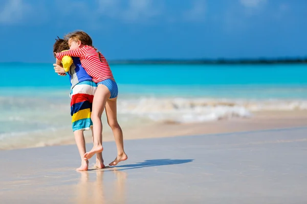 Kinderen plezier op strand — Stockfoto