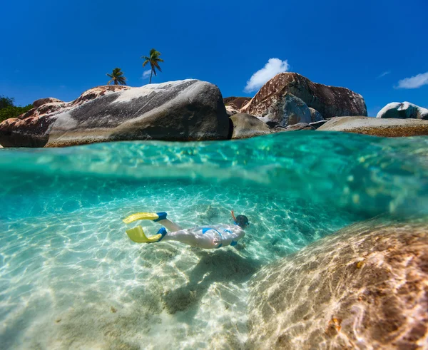 Mujer haciendo snorkel en aguas tropicales —  Fotos de Stock