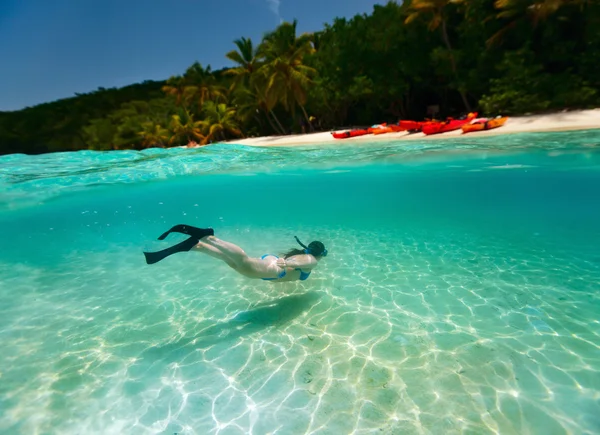 Donna che nuota sott'acqua — Foto Stock