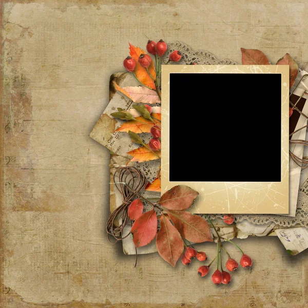 Осіннє листя і стара порожня картка — стокове фото