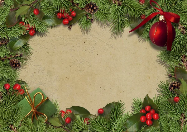 Boże Narodzenie tło z gałązek jodły i ostrokrzewu — Zdjęcie stockowe