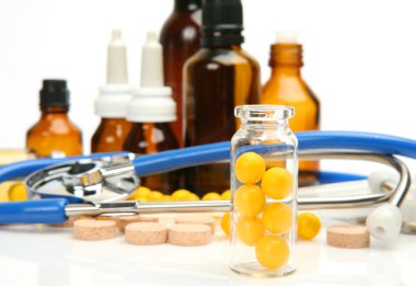 Tabletler ve vitamini beyaz arka plan üzerinde