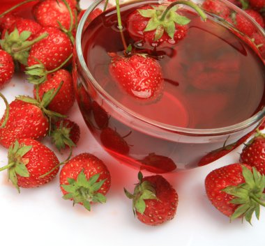 Beyaz arka planda olgun çilek