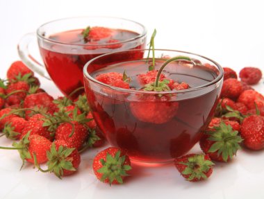 Beyaz arka planda olgun çilek