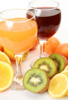 Olgunlaşmış meyve ve suyu içinde gözlük