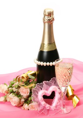 Şampanya ve gül beyaz bir arka plan üzerinde