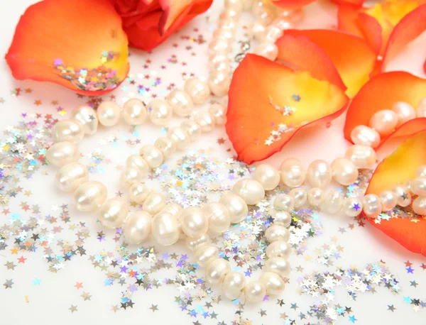 Pétalos de rosas y perlas — Foto de Stock