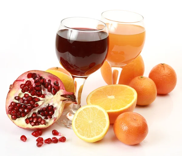 Ripe fruits and juice in glasses — Stock Photo, Image