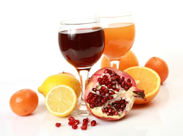 Frutas maduras y zumo en vasos —  Fotos de Stock