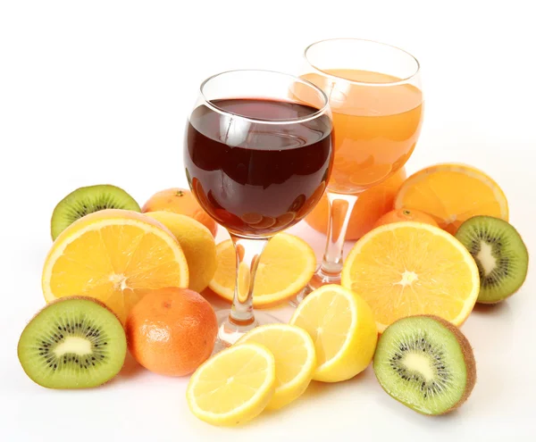 Fruits mûrs et jus dans des verres — Photo