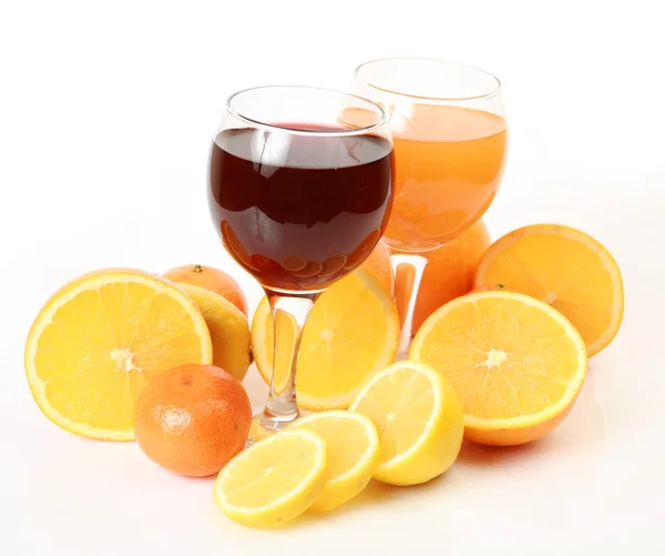 Frutas maduras e suco em copos — Fotografia de Stock