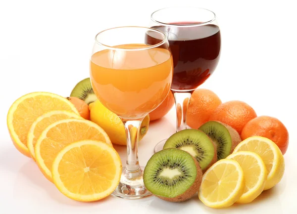 Frutas maduras e suco em copos — Fotografia de Stock