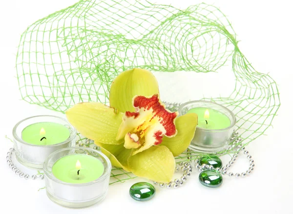 Żółta orchidea i świece — Zdjęcie stockowe