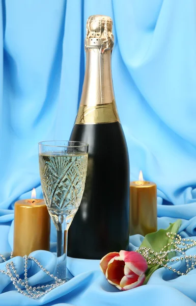 Champagne and tulip flower — Stock Photo, Image