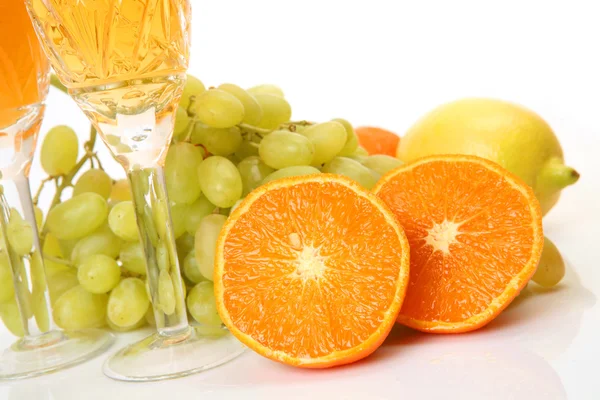 Dojrzałe owoce i sok w okularach — Zdjęcie stockowe