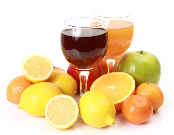 Ώριμα φρούτα και χυμό σε γυαλιά Φωτογραφία Αρχείου