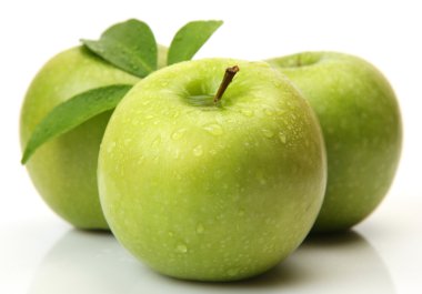 Olgun meyve ve meyve suyu beyaz zemin üzerine