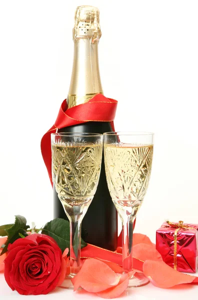 Champagne e rose su fondo bianco — Foto Stock