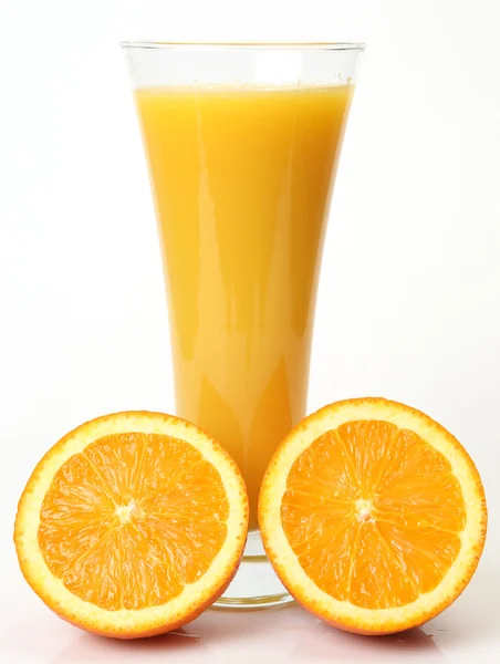 Mogen frukt och juice på vit bakgrund — Stockfoto