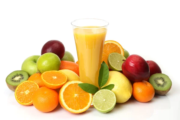 Mogen frukt och juice på vit bakgrund — Stockfoto