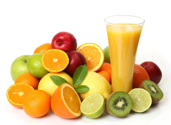 Mogen frukt och juice på vit bakgrund — Stockfoto