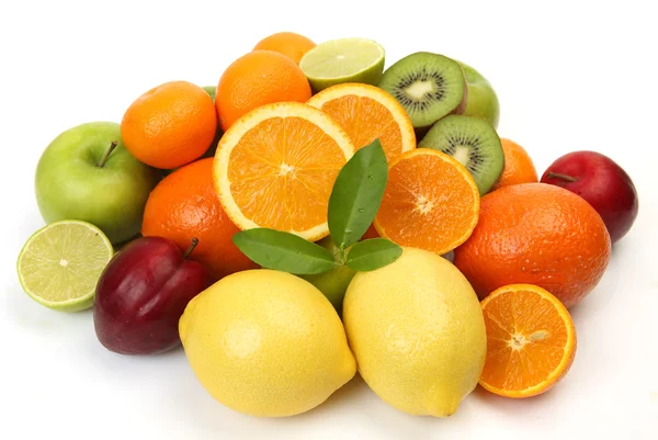 Ώριμα φρούτα και χυμό σε λευκό φόντο — Φωτογραφία Αρχείου