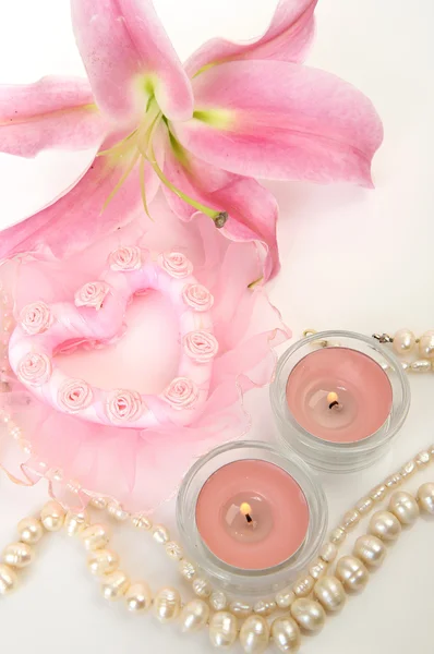 Рожева лілія і свічки Ліцензійні Стокові Фото