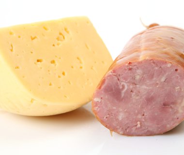 peynir ve jambon beyaz bir arka plan üzerinde