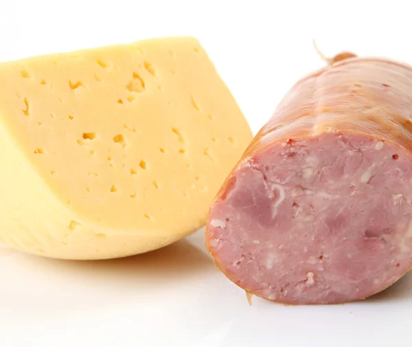 Käse und Schinken auf weißem Hintergrund — Stockfoto