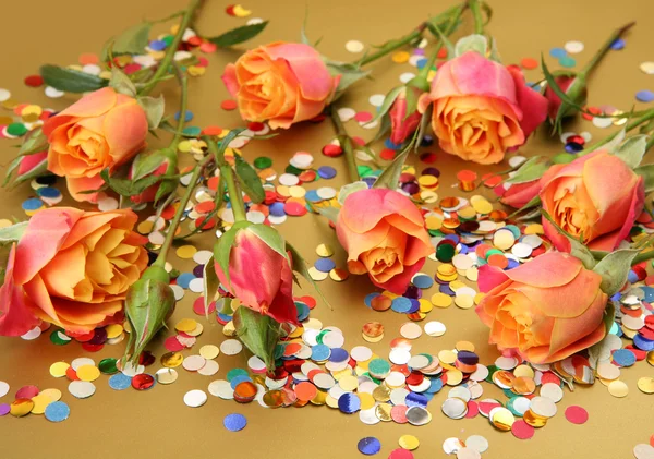 Vackra rosor på guld bakgrund — Stockfoto