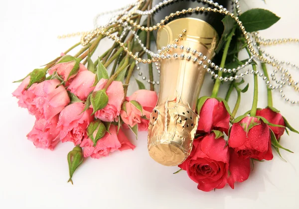 Bouquet of roses and champagne — Stock Photo, Image