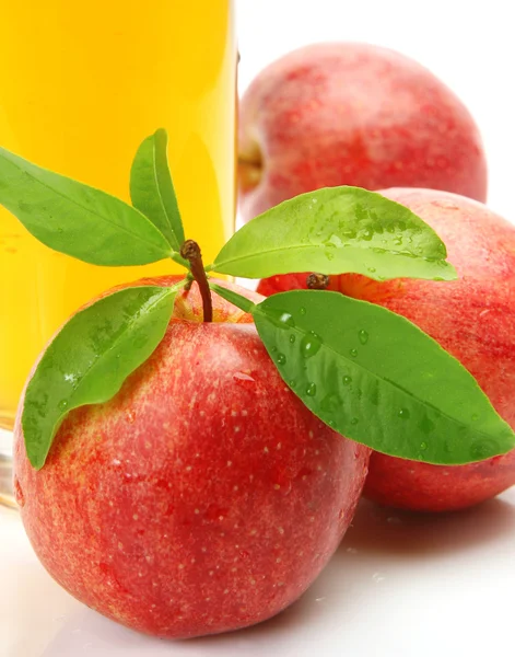 Moget äpple och ett glas juice — Stockfoto