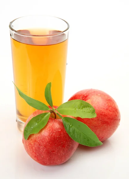 Dojrzałe jabłko i szklanką soku — Zdjęcie stockowe