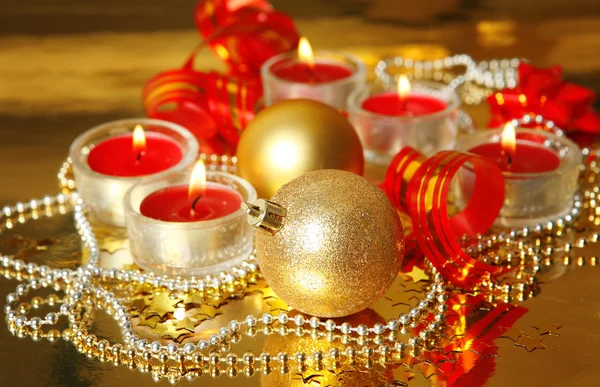 Decorazione natalizia su sfondo oro Immagini Stock Royalty Free
