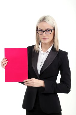 Siyah takım elbise ve gözlük parlak pembe klasör tutan sarışın kadın