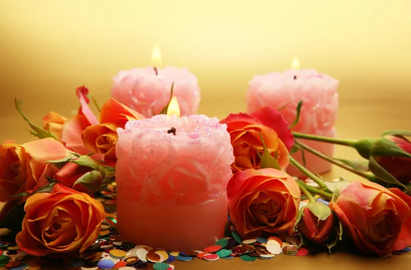 Hermosas flores y velas — Foto de Stock