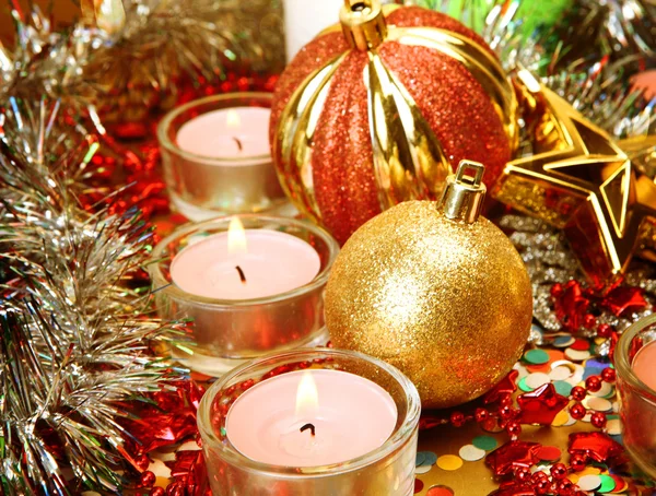 黄金の背景にクリスマスの装飾 — ストック写真