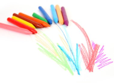 Beyaz üzerine renkli kalemler