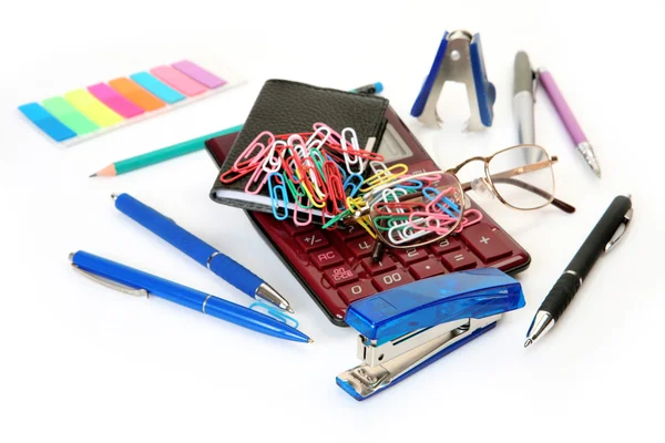 Fournitures de bureau sur fond blanc — Photo